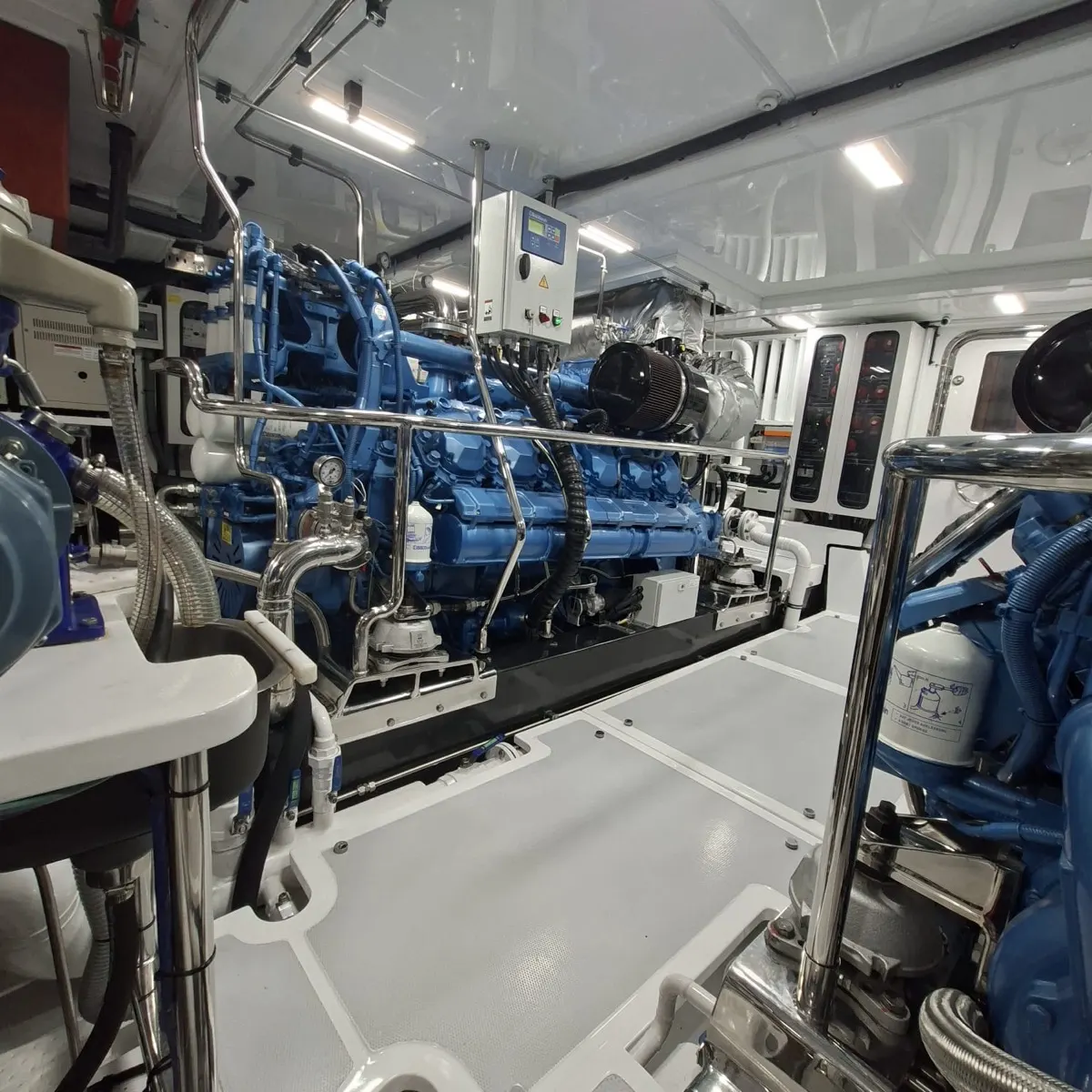 Mantenimiento preventivo de un motor marino en la sala de máquinas